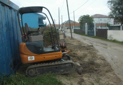 Comeza unha nova obra para a pavimentación e renovación de servizos nun camiño da Cerca en Aguiño